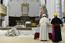 Papa Francesco ed il Vescovo di Camerino con il casco in testa in preghiera nella chiesa terremotata..