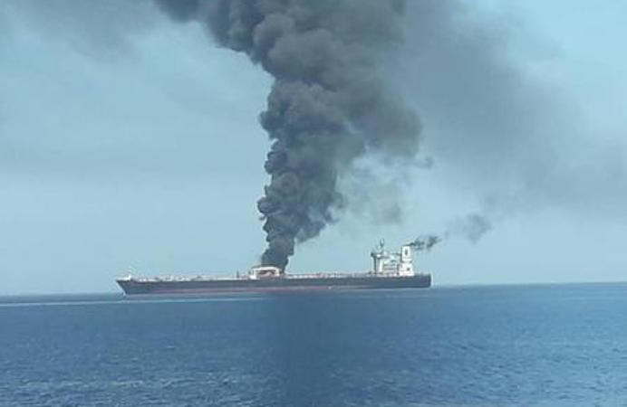 La petroliera Front Altair in fiamme nel Golfo di Oman, soccorsa da navi militari americane.