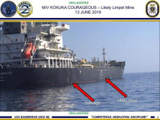 Foto della petroliera M/V Kokuka Courageous diffusa dal Comando centrale americano indicando i punti d'impatto dei siluri.