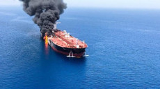 La petroliera Front Altair in fiamme nel Golfo di Oman, soccorsa da navi militari americane.