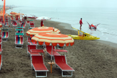 La spiaggia di Riccione deserta per la pioggia.