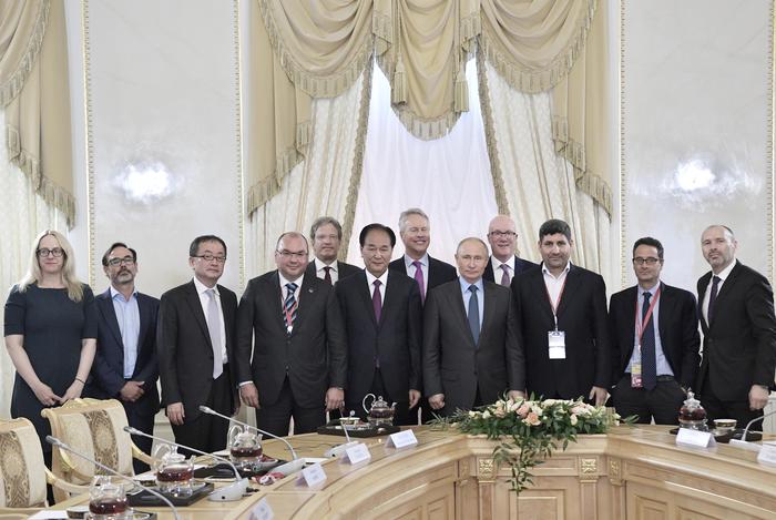 Il Presidente russo Vladimir Putin, al centro nella foto, con gli inviati delle maggiori agenzie giornalistiche mondiali.