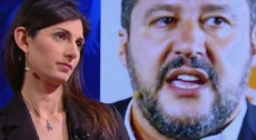 La sindaca di Roma, Virginia Raggi, e sullo schermo dietro Matteo Salvini.