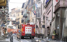 I soccorsi impegnati in Corso Costituente a Rocca di Papa dove è esploso il palazzo del municipio.