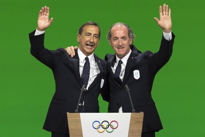 Il sindaco di Milano, Giuseppe Sala, e il Governatore del Veneto, Luca Zaia festeggiano l'assegnazione a Milano-Cortina le Olimpiadi Invernali 2026.