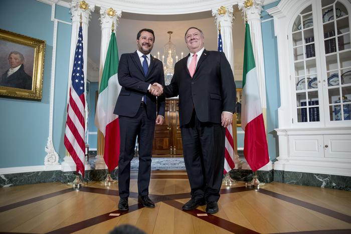 Il Segretario di Stato, Mike Pompeo stringe la mano al Vice premier e Ministro degli Interni Matteo Salvini a Washington..