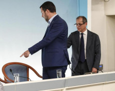 Il ministro dell'Interno Matteo Salvini (s) e il ministro dell'Economia Giovanni Tria a Palazzo Chigi durante conferenza stampa al termine della riunione del Cdm sulla manovra fiscale.