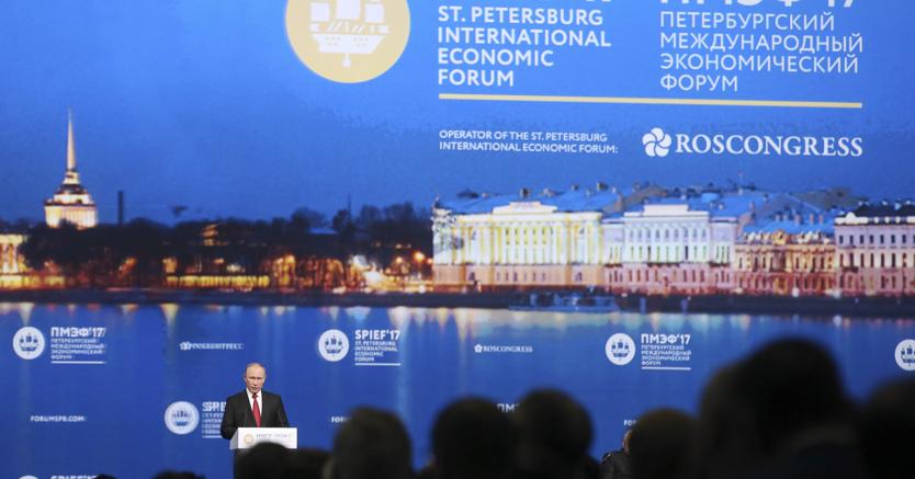 In una foto d'archivio il presidente Vladimir Putin all'inaugurazione del Forum di San Pietroburgo.