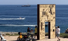 La Sea Watch davanti al porto di Lampedusa.