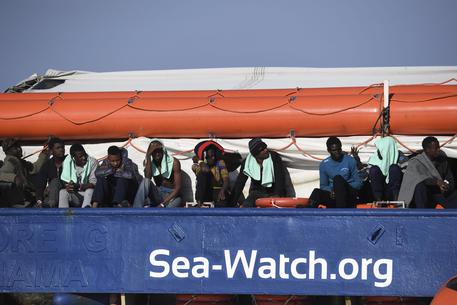 La fiancata della Sea Watch con migranti a bordo.