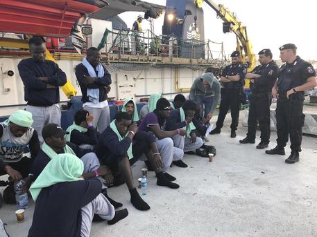 I migranti a bordo della Sea Watch all'arrivo a Lampedusa.