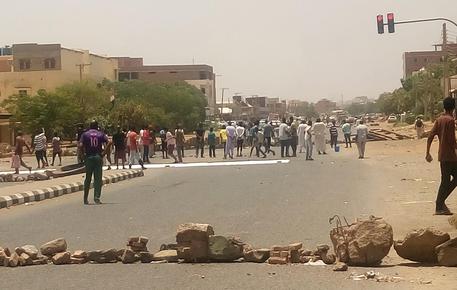 Strada bloccati dai massi durante una manifestazione di protesta in Sudan contro i militari