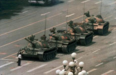 Nella foto simbolo di Tiananmen, un cinese davanti ai carri armati che irrompono nella piazza..