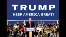 Il presidente Donald Trump sul palco con alle spalle il suo nuovo slogan: "Keep America Great"