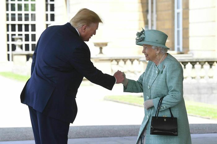 La regina Elisabetta II riceve il presidente americano Donald Trump nei giardini di Buckingham Palace.