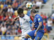 Mondiali under 20: contrasto tra Andrea Pinamonti e Viktor Korniienko per il controllo della sfera durante la semifinale Italia-Ucraina..
