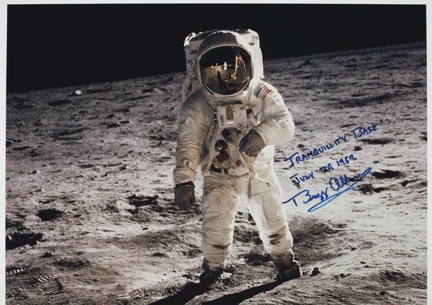 Astronauta passeggia sulla superficie lunare.