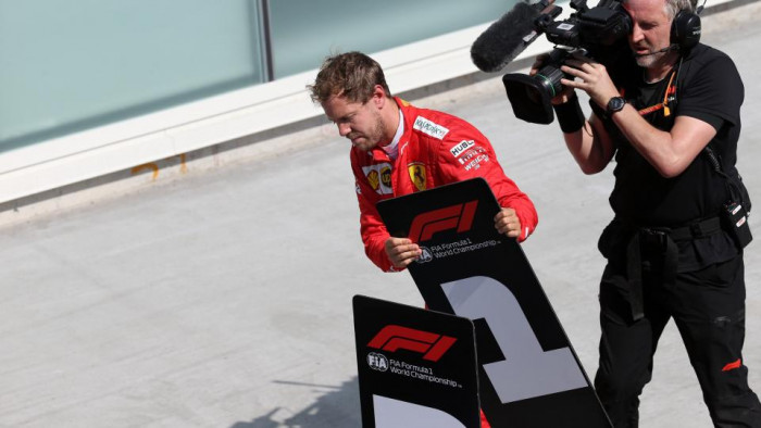 Vettel con cartellone in mano