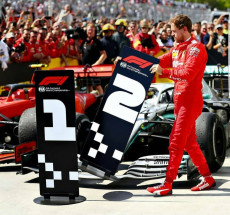 Vettel con il cartellone del podio