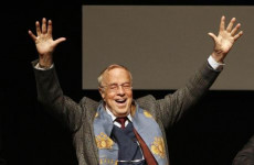 Una recente foto di Franco Zeffirelli felice mentre riceve un premio.