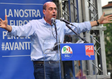 Il Segretario del Pd, Nicola Zingaretti, durante un comizio.