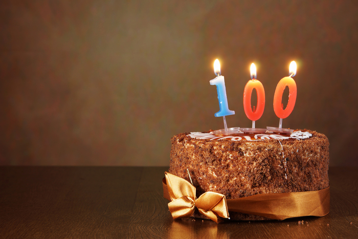 Torta di compleanno per i 100 anni