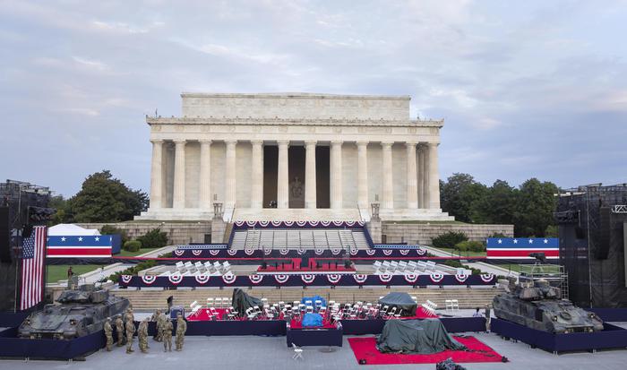 Carri armati schierati di fronte al palco presidenziale nel Lincoln Memorial per la sfilata dell'Independence Day.
