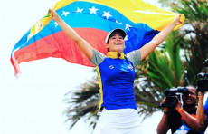 La golfista Urizar esulta con la bandiera del Venezuelana