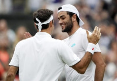 Federer si congratula con Berrettini alla fine del match.
