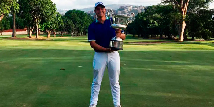 Il golfista Trujillo posa con il trofeo