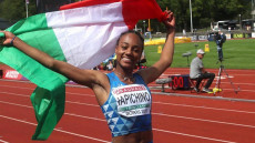 Larissa festante con la bandiera italiana
