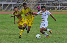 Un calciatore del Táchira contrasta uno del Trujillanos