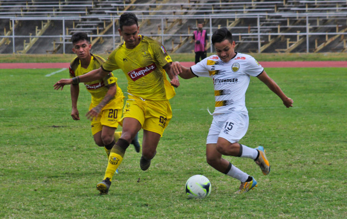Un calciatore del Táchira contrasta uno del Trujillanos