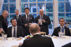 Il Primo Ministro Giuseppe Conte, il ministro dell'Interno e vice premier, Matteo Salvini, il ministro dell'Economia e vice premier, Luigi Di Maio durante l'incontro con il presidente russo, Vladimir Putin (di spalle) a Roma.