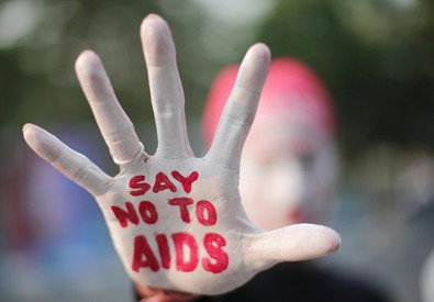 Una mano aperta con la scritta "Say no to Aids