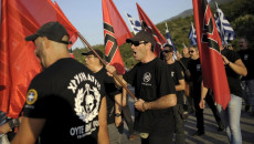 Manifestanti dell'Alba Dorata con le bandiere.
