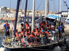 Lampedusa. Attracco della Alex con i migranti a bordo.