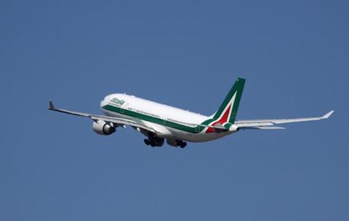 Un aereo dell'Alitalia dopo il decollo dall'aeroporto Fiumicino di Roma.