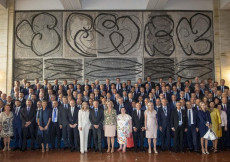 Foto ricordo degli ambasciatori riuniti alla Farnesina.