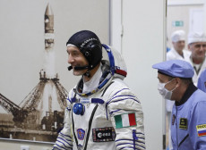 Luca Parmitano sale a bordo della Soyuz MS-13 per una nuova missione nello spazio.