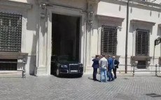 Prove con la mega-limousine di Putin, così larga che potrebbe non passare per i portoni del Quirinale e di Palazzo Chigi.