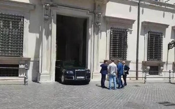Prove con la mega-limousine di Putin, così larga che potrebbe non passare per i portoni del Quirinale e di Palazzo Chigi.