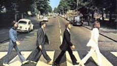 L'iconica foto dei Beatles attraversando le strisce pedonali.