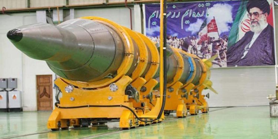 Iran, missile di fronte alla foto di Kamenie