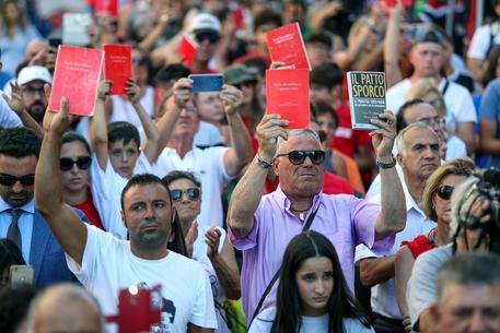 Partecipanti alla cerimonia di commemorazione della strage di via D'Amelio, Palermo, con in mano un'agenda rossa.