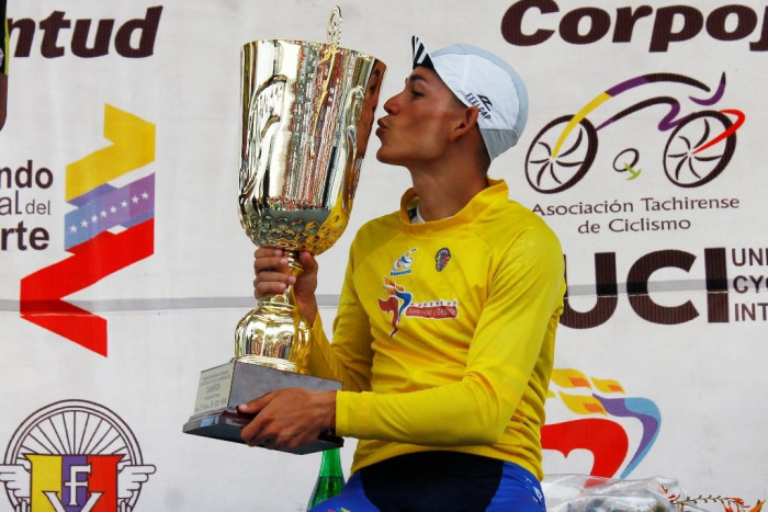 Il ciclista Orluis Aular bacia il trofeo della Vuelta al Venezuela