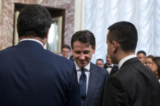Il Primo Ministro Giuseppe Conte (al centro) di fronte ai suoi due vice Luigi Di Maio (a destra) e Matteo Salvini (a sinistra).