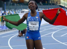 Universiadi: Ayomide Folorunso felice con la bandiera italiana dopo la medaglia d'oro nei 400 hs.