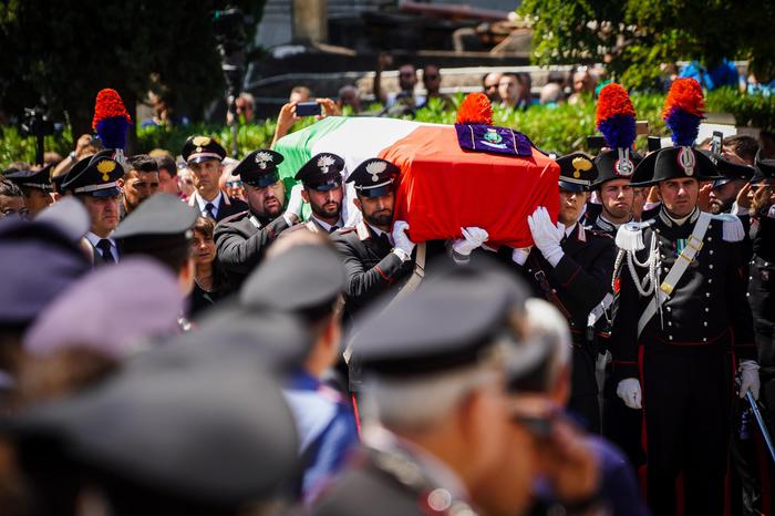 Il feretro del vice brigadiere dei carabinieri Mario Cerciello Rega durante i funerali a Somma Vesuviana, portato a spalla dai carabinieri.
