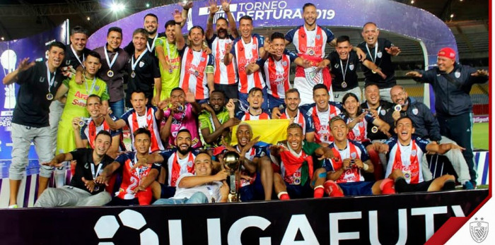 I giocatori dell'Estudiantes de Mérida festeggiano con la Coppa